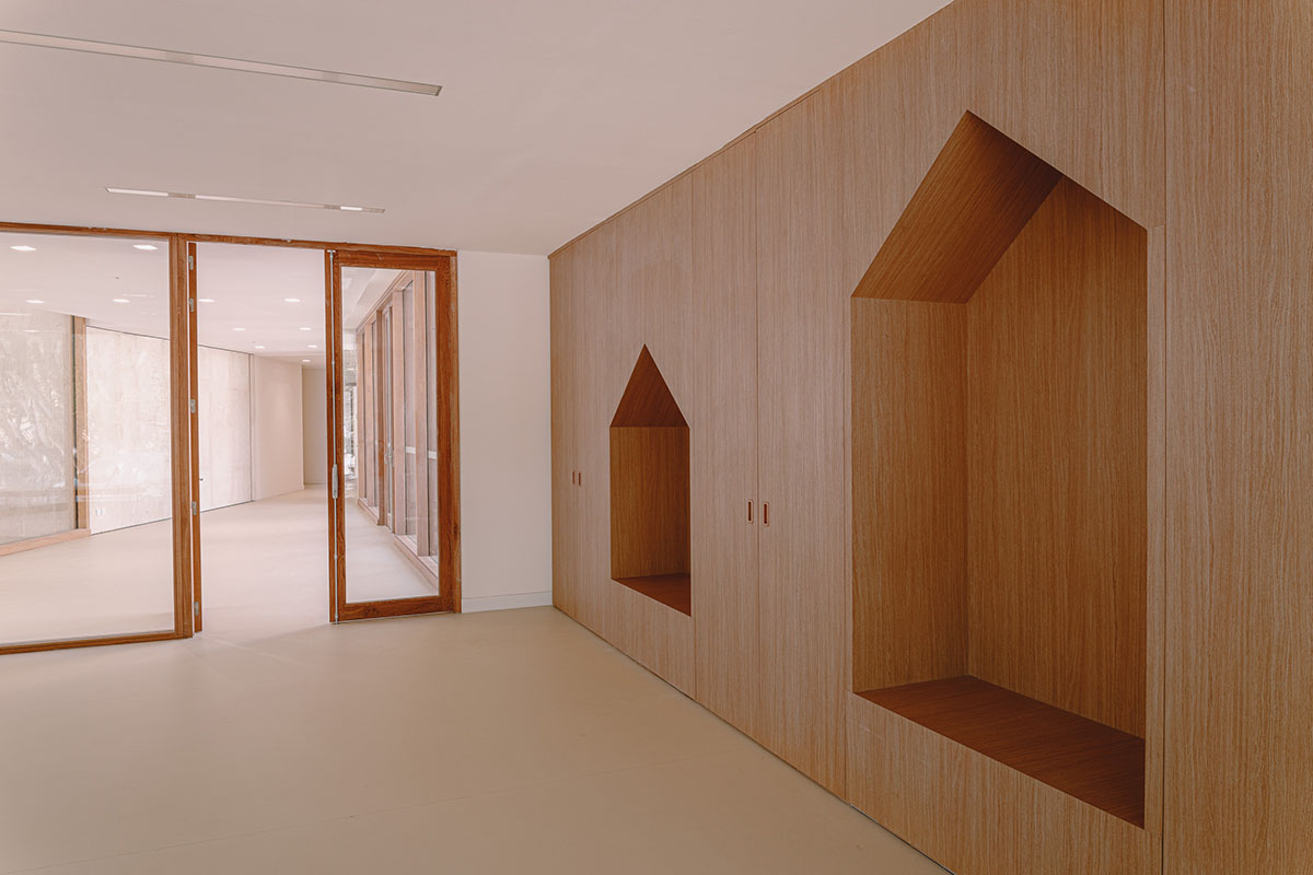 Low-lying school by Amelia Tavella Architectes acts like a fossil building in France 