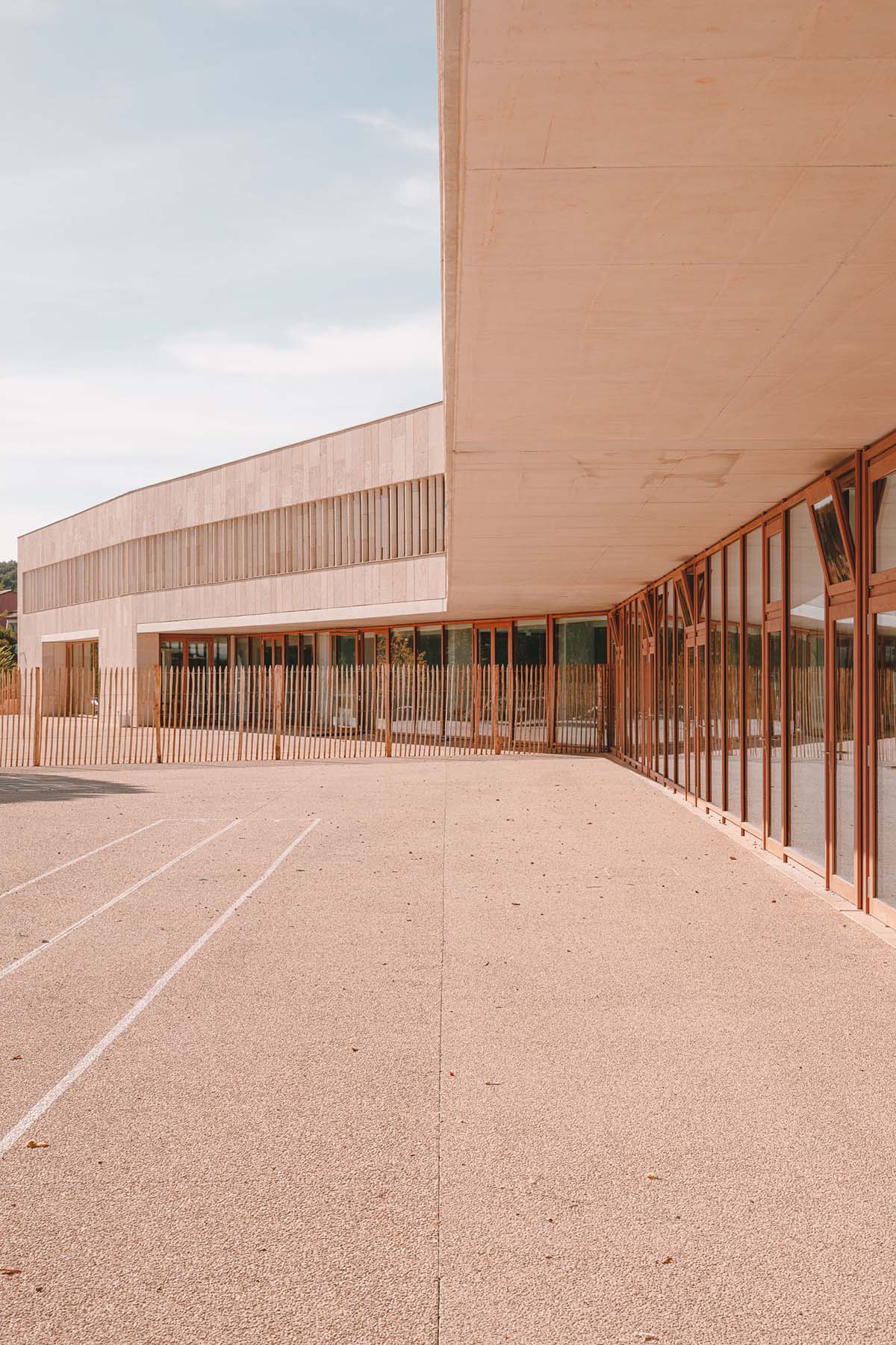 Low-lying school by Amelia Tavella Architectes acts like a fossil building in France 