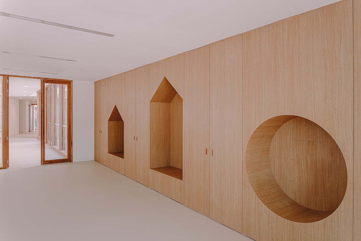 Low-lying school by Amelia Tavella Architectes acts like a fossil building in France 