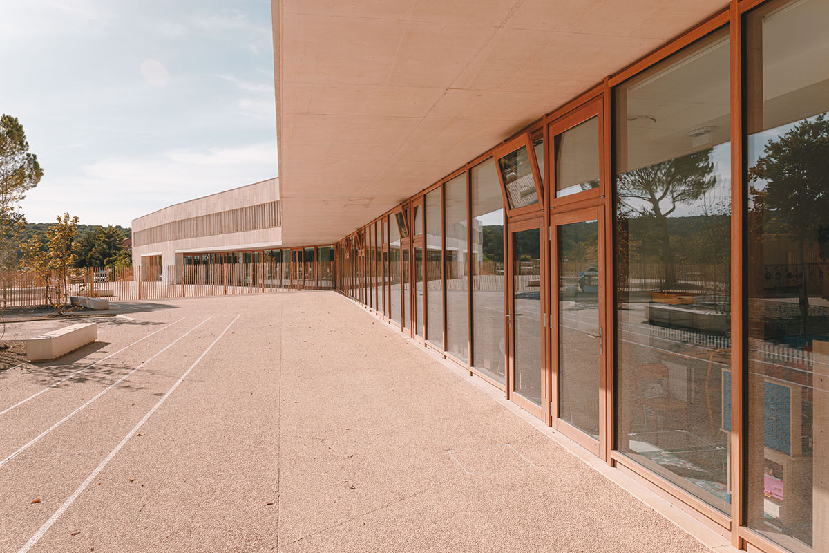 Low-lying school by Amelia Tavella Architectes acts like a fossil building in France 