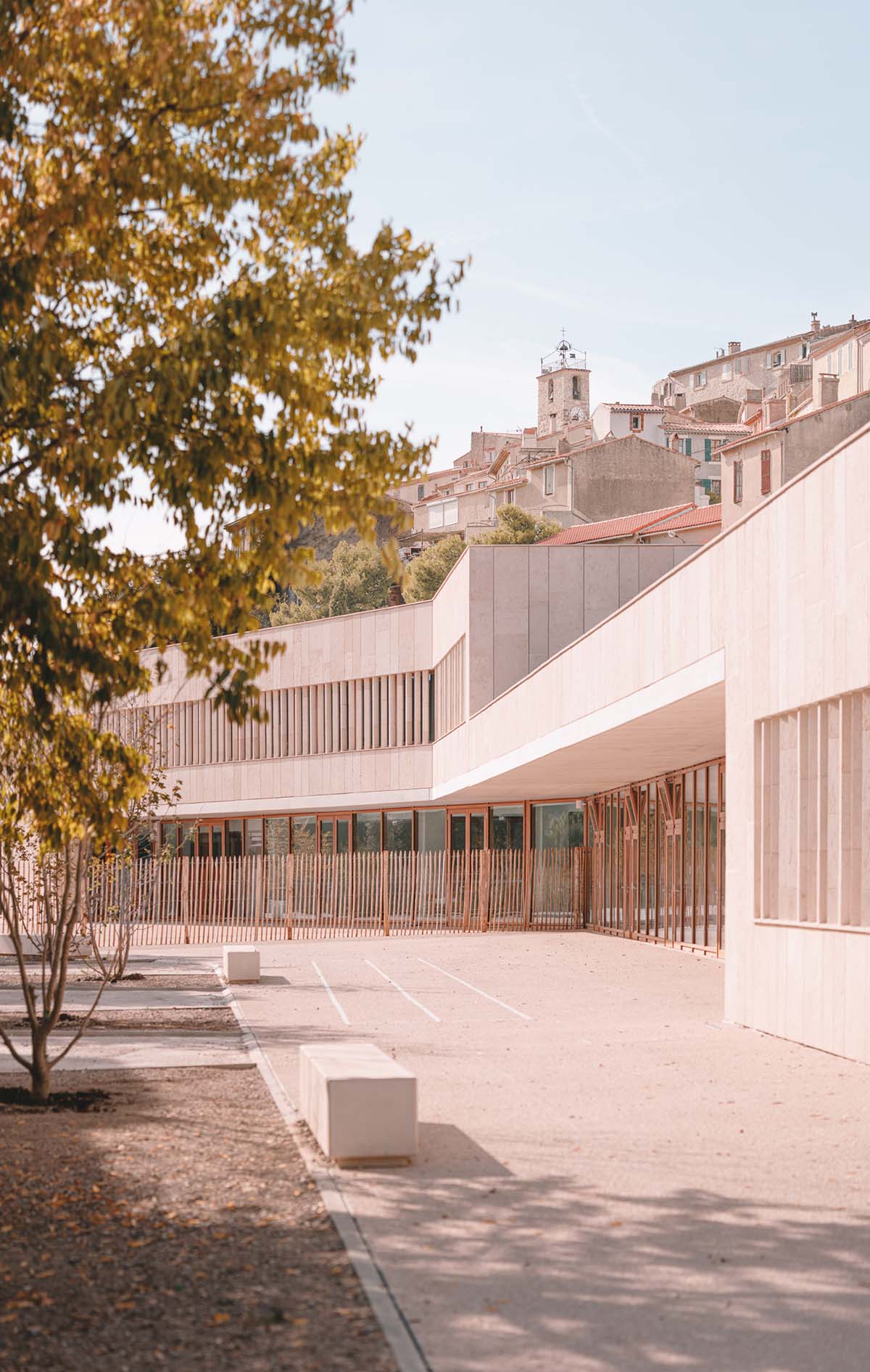Low-lying school by Amelia Tavella Architectes acts like a fossil building in France 