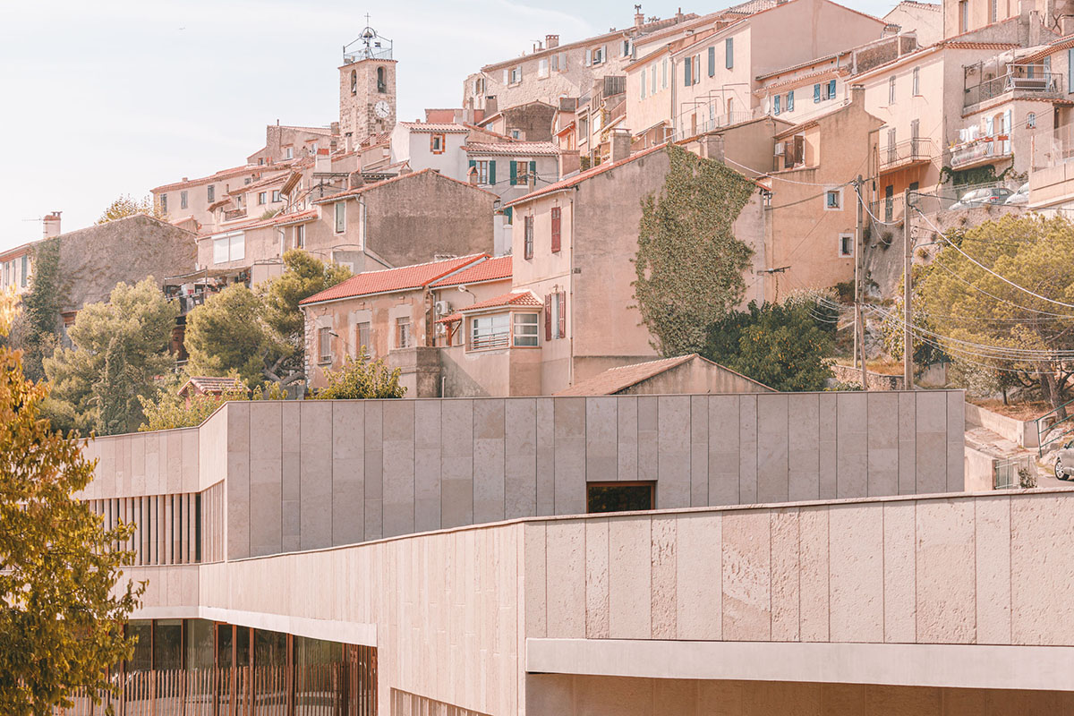 Low-lying school by Amelia Tavella Architectes acts like a fossil building in France 