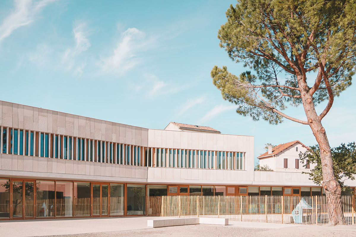 Low-lying school by Amelia Tavella Architectes acts like a fossil building in France 