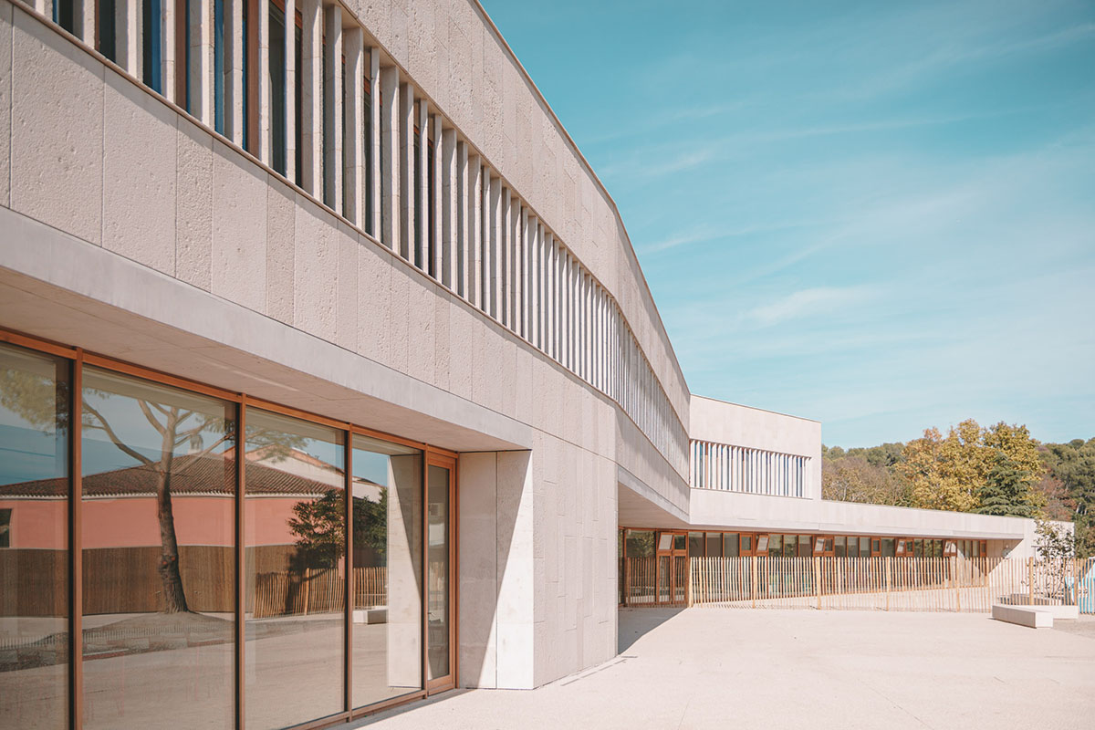 Low-lying school by Amelia Tavella Architectes acts like a fossil building in France 