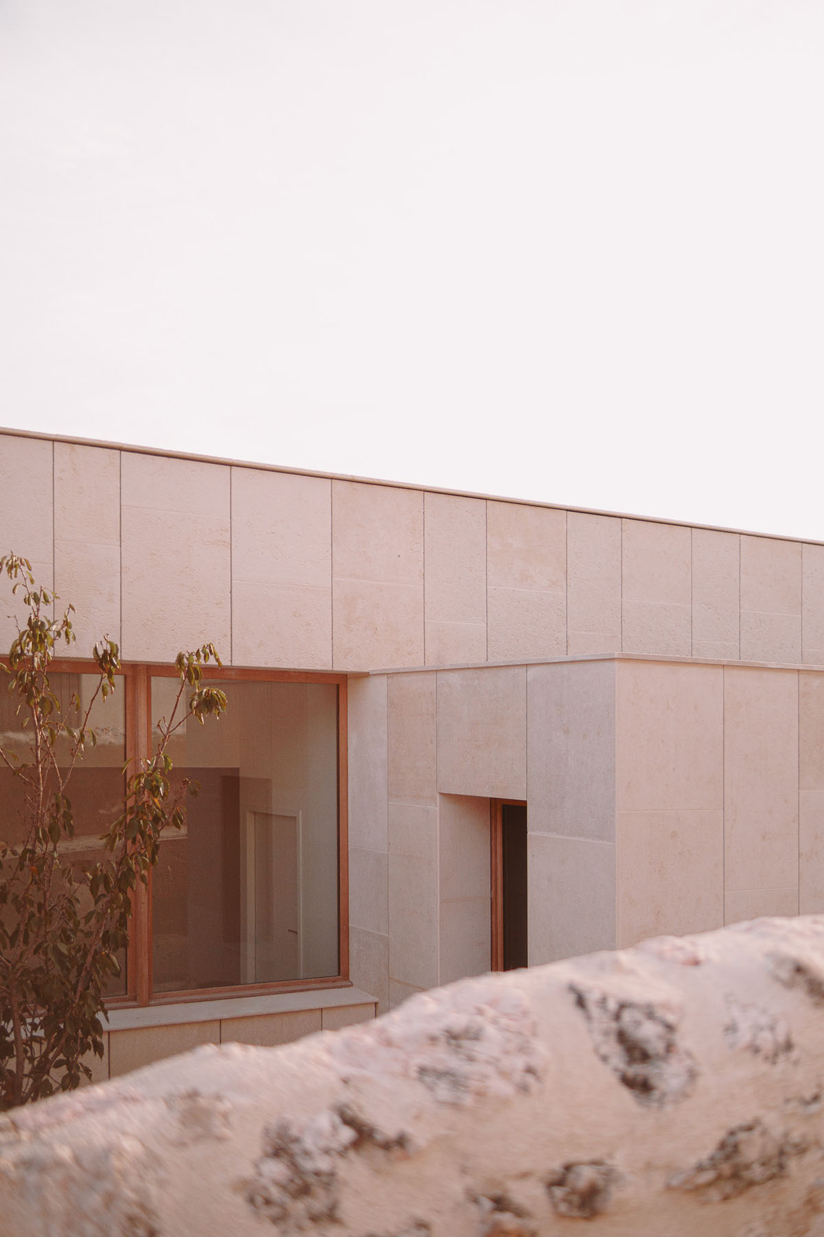 Low-lying school by Amelia Tavella Architectes acts like a fossil building in France 