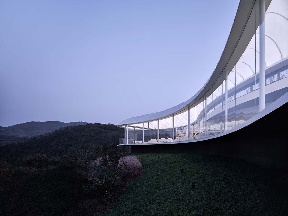gad·line+ studio created could-like transparent and light reading space hovering in the mountains