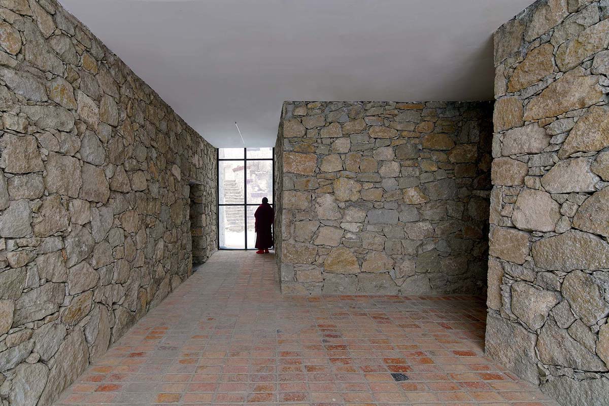 Jí Architects extends Tsenpo Museum with floating glass box overlooking snow mountains in China