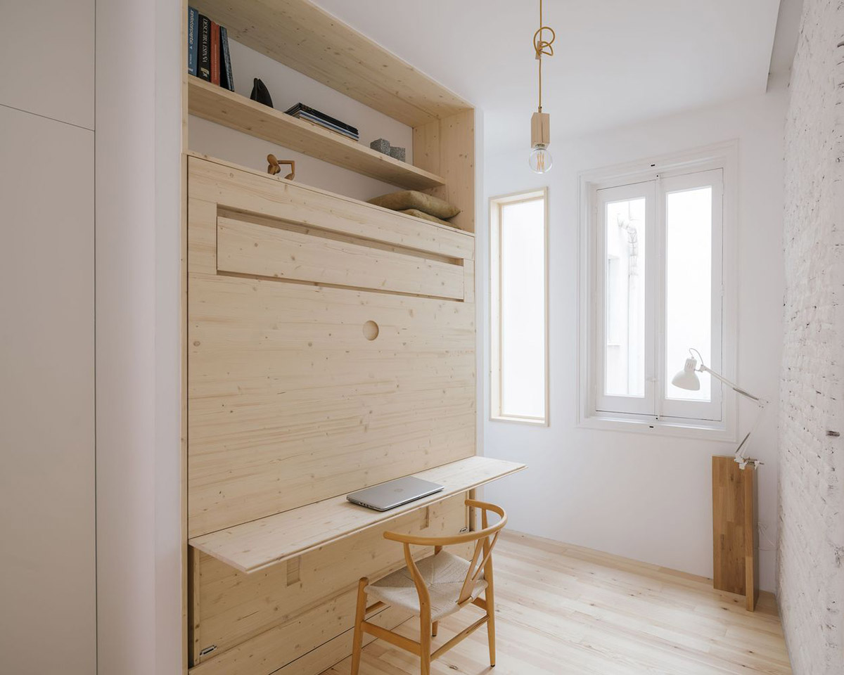 P+S Estudio de Arquitectura renovates Madrid's old apartment with moveable polycarbonate walls 