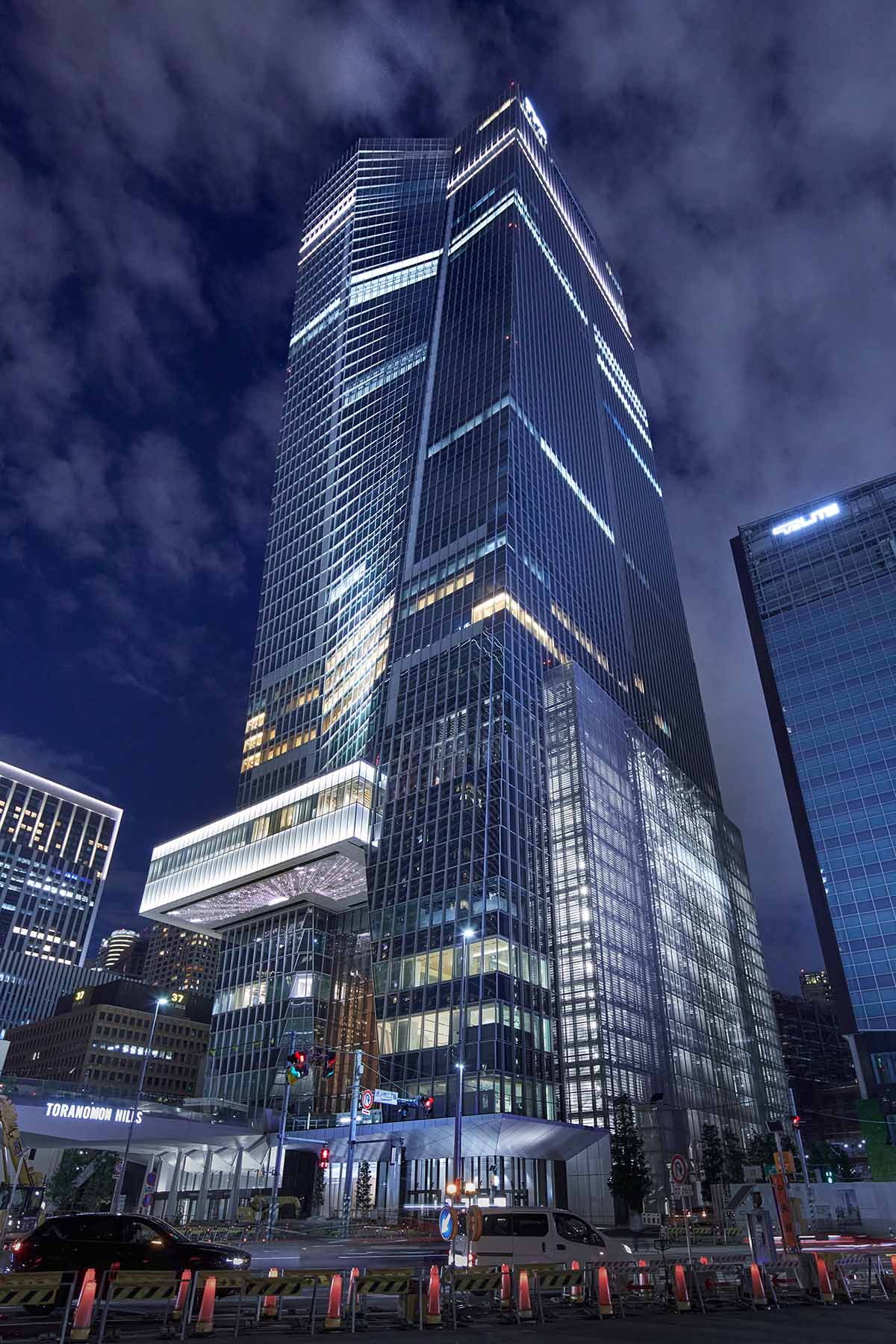 OMA completes its first project in Tokyo, Toranomon Hills Station Tower 