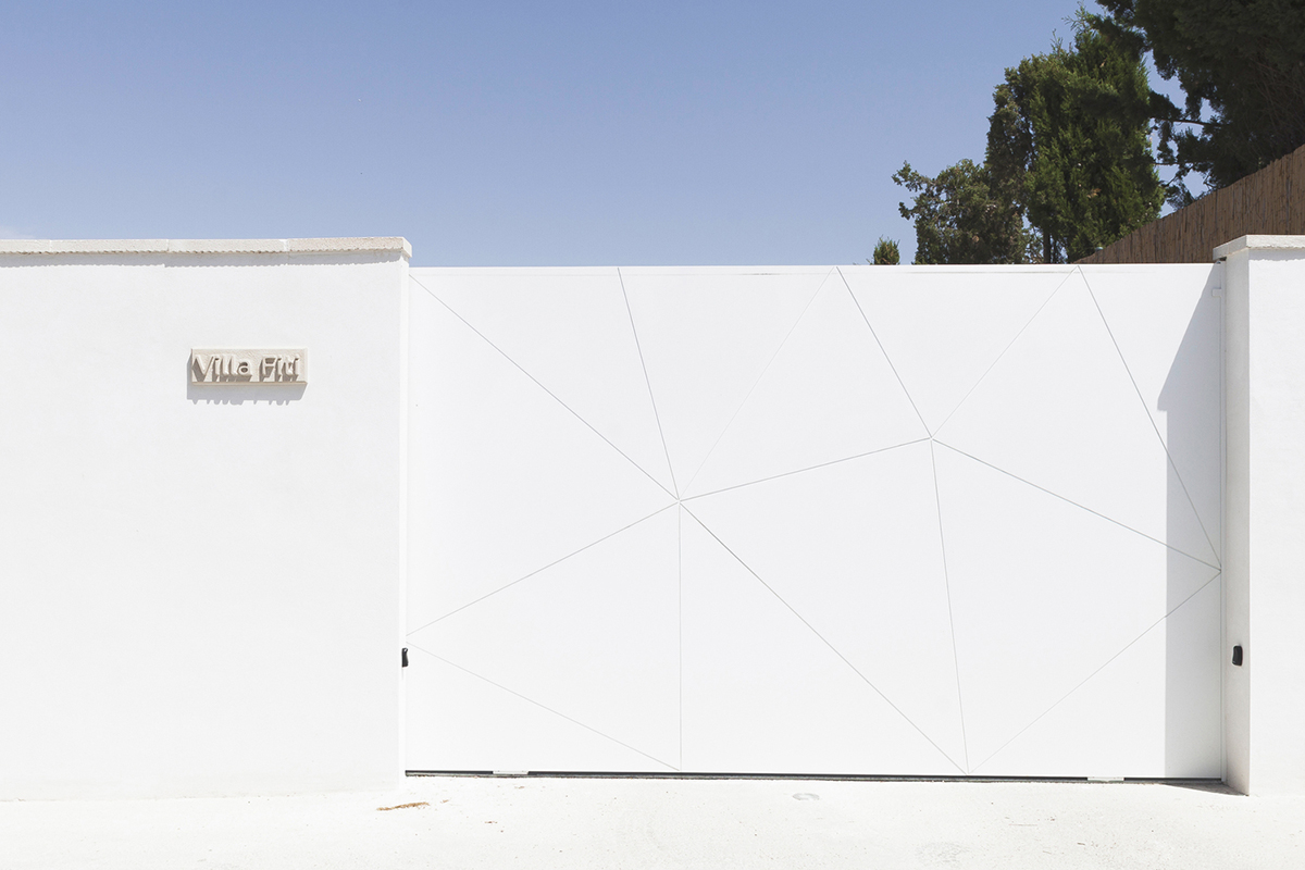 Pablo Muñoz Payá Arquitectos renovates former house with wooden shutters in Spain