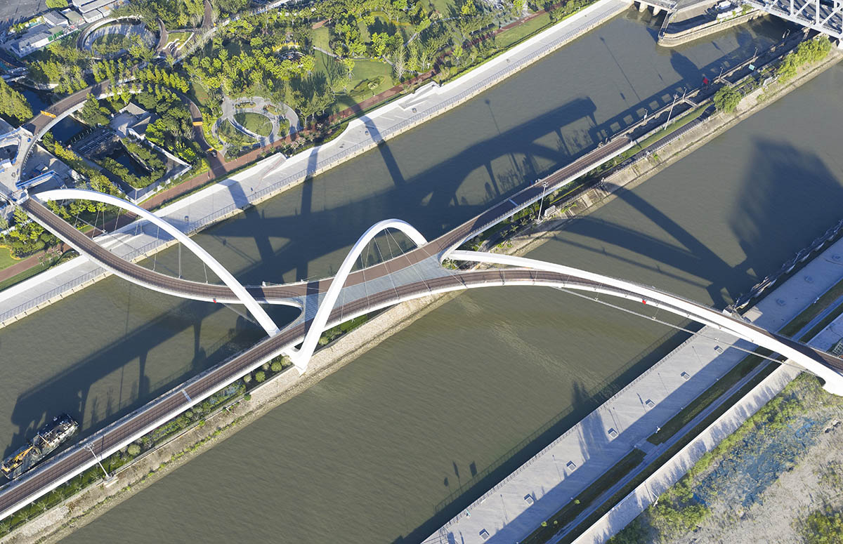 Zaha Hadid Architects reveals the silk-inspired bridge of Hangzhou with a sinuous form