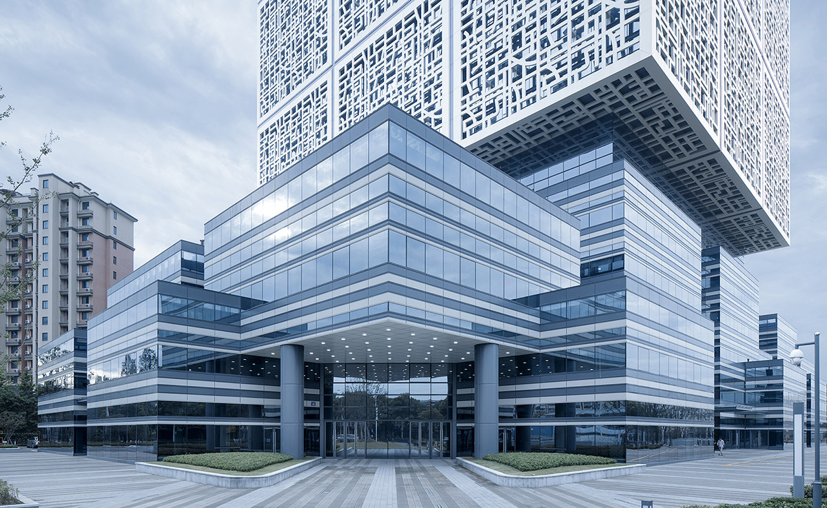 UAD completes Cube office building with staggered cubic volumes and lacework-clad tower in Hangzhou
