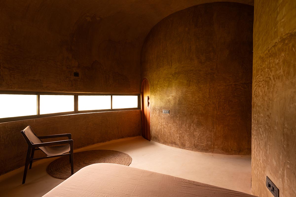Cave-like farmhouse by Earthscape Studio provokes 