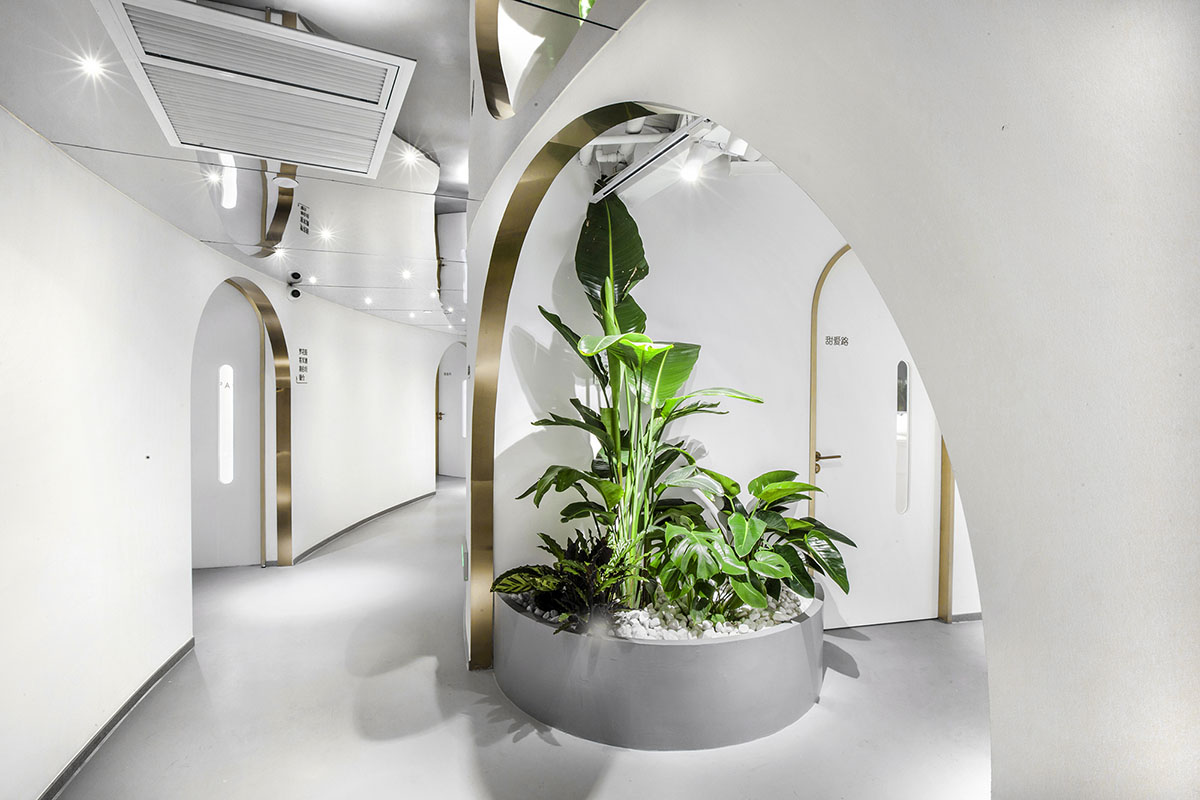 Towodesign uses metallic colors and golden pieces to create a retro atmosphere for this health store