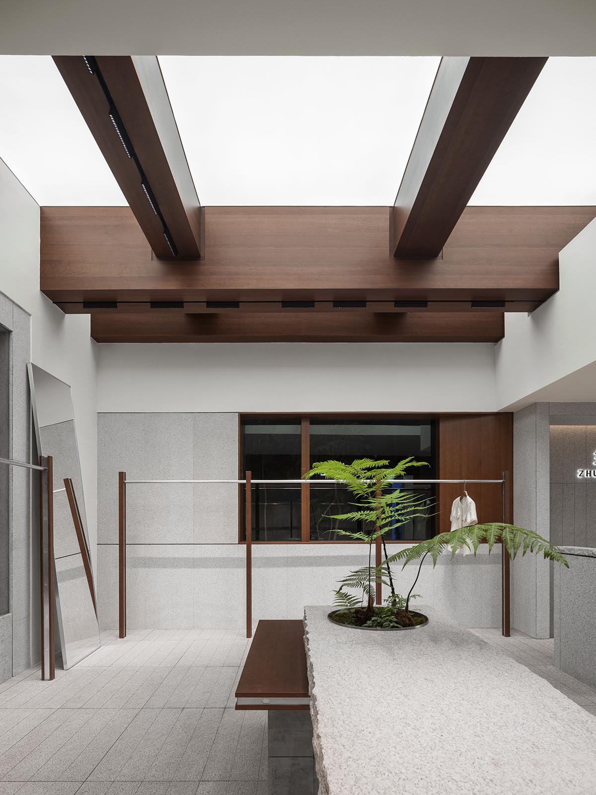 LubanEra·Design completes retail store breaking spatial constraints with dynamic form and symbiosis