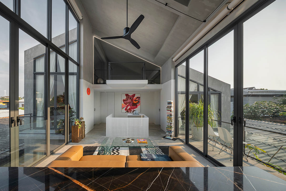 AUN Design Studio adds steel fence to private home for airy entrance in Bangkok