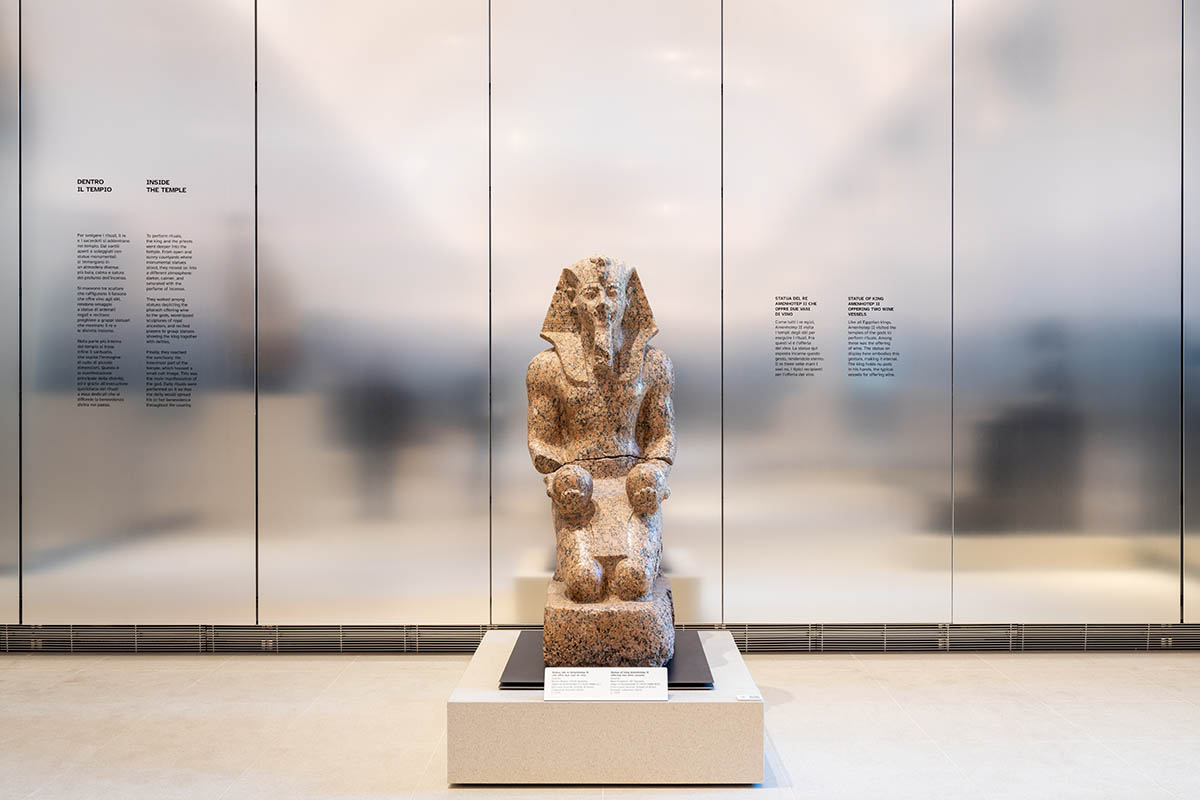 OMA habille la Galerie des Rois du Musée Egizio de Turin de murs en aluminium réfléchissants 