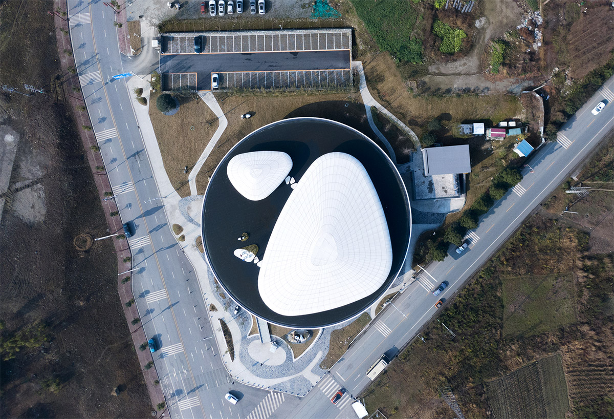 Archermit completes public building with bamboo forest and cloud-like elevated platforms in China