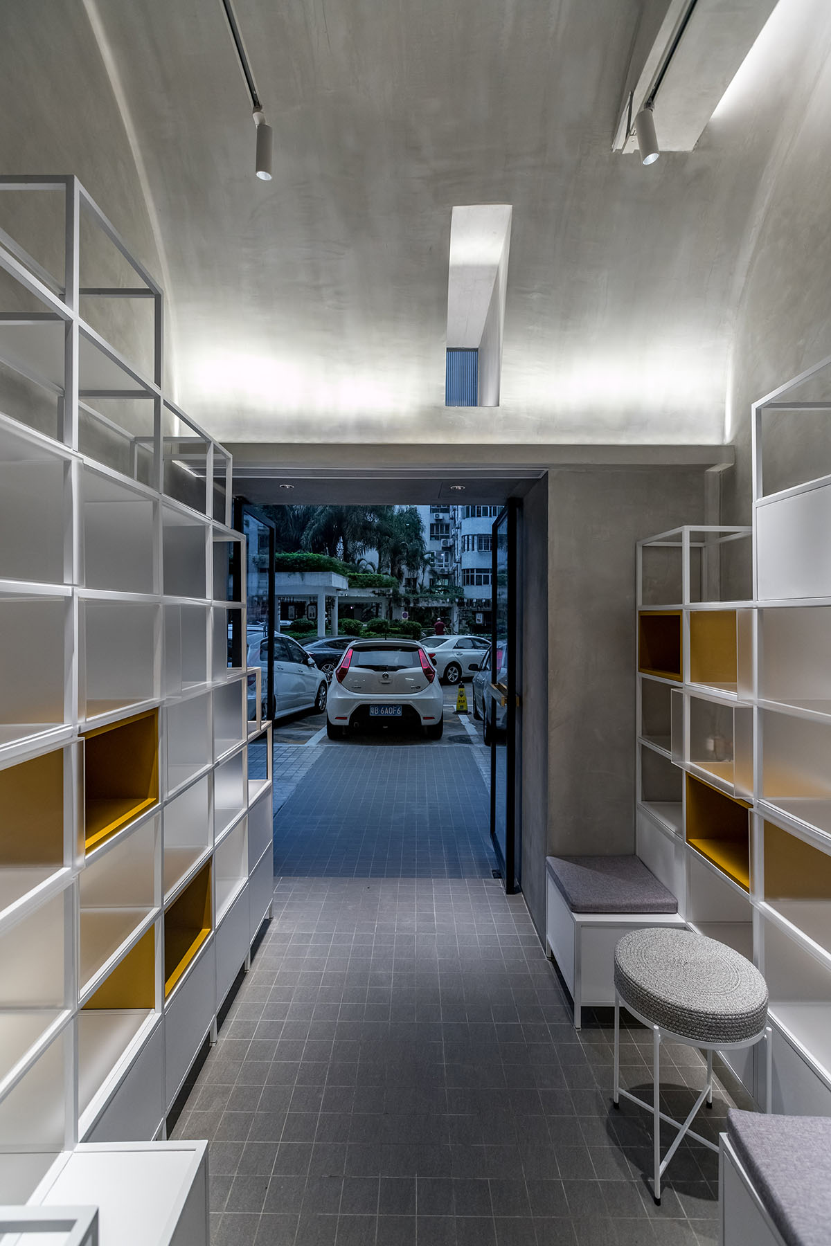 Onexn Architects built small cafe on a narrow plot in Shenzhen, China