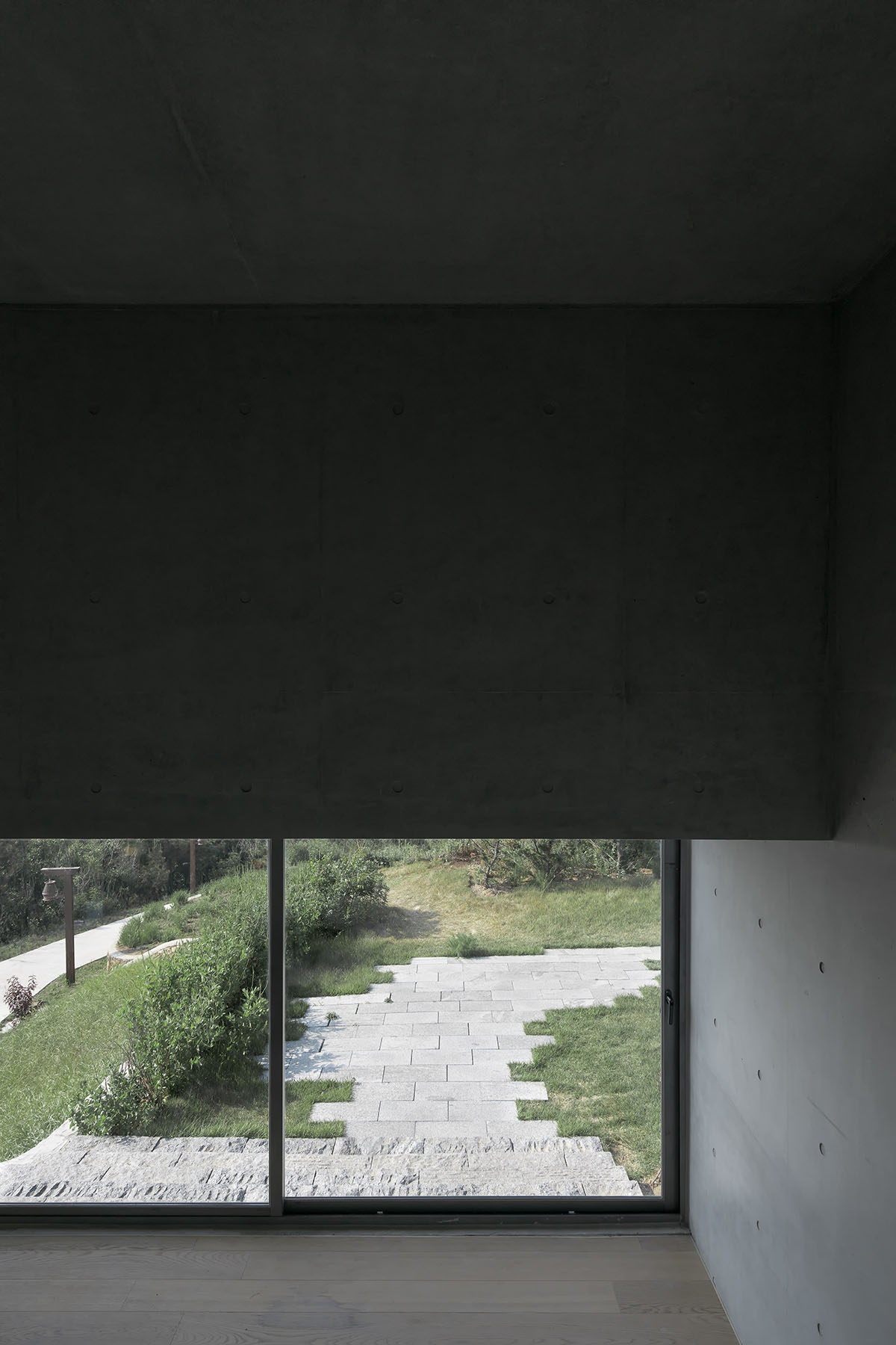 TAO built concrete cafe on a cliff as an extension of the land in China