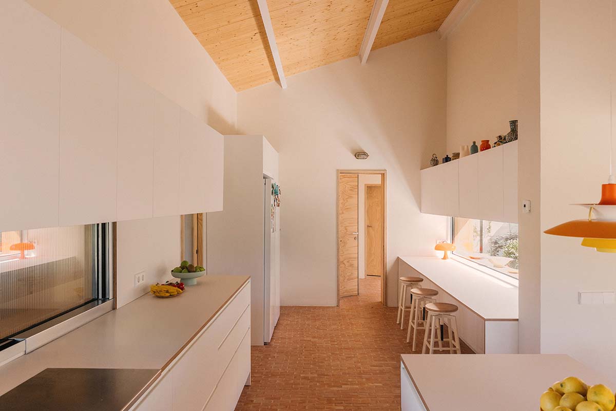 This house interacts with light and space, dimming to create a harmonious architectural experience