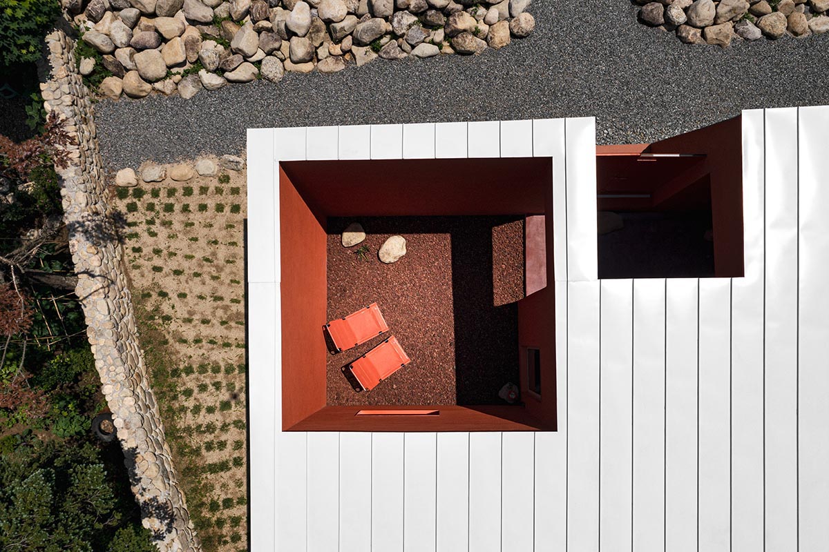 Large orange slit makes Doldam House shine in the natural setting in South Korea 