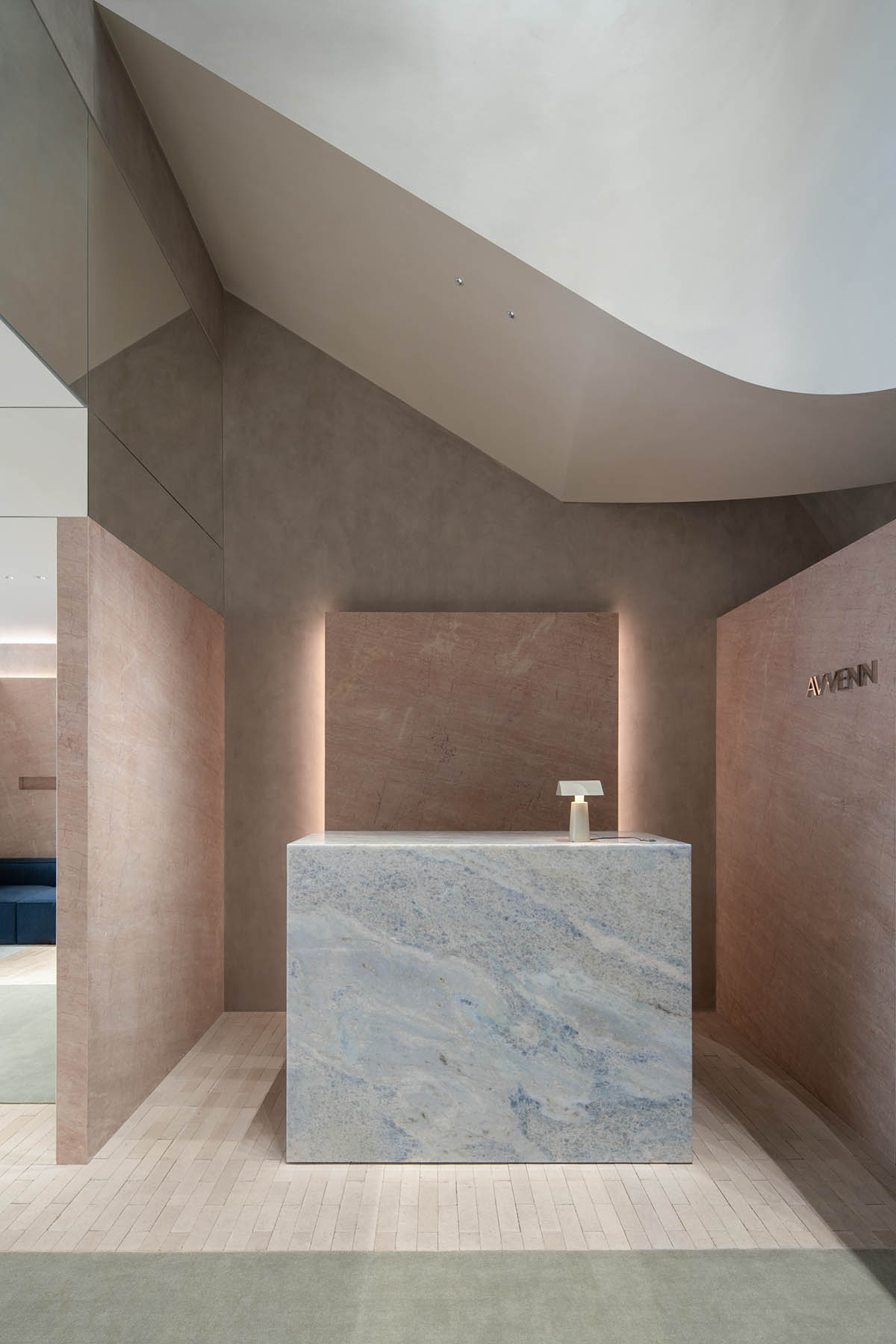 Shanghai store by Sò Studio unfolds surprises through the richness of materials, colors and props 