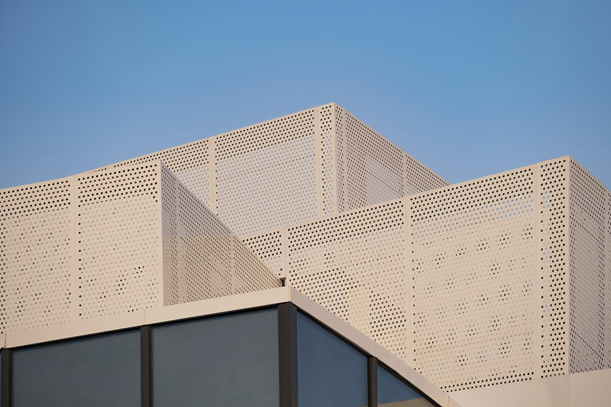 Wutopia Lab completes a Living Theatre Mount with white stacked volumes in China