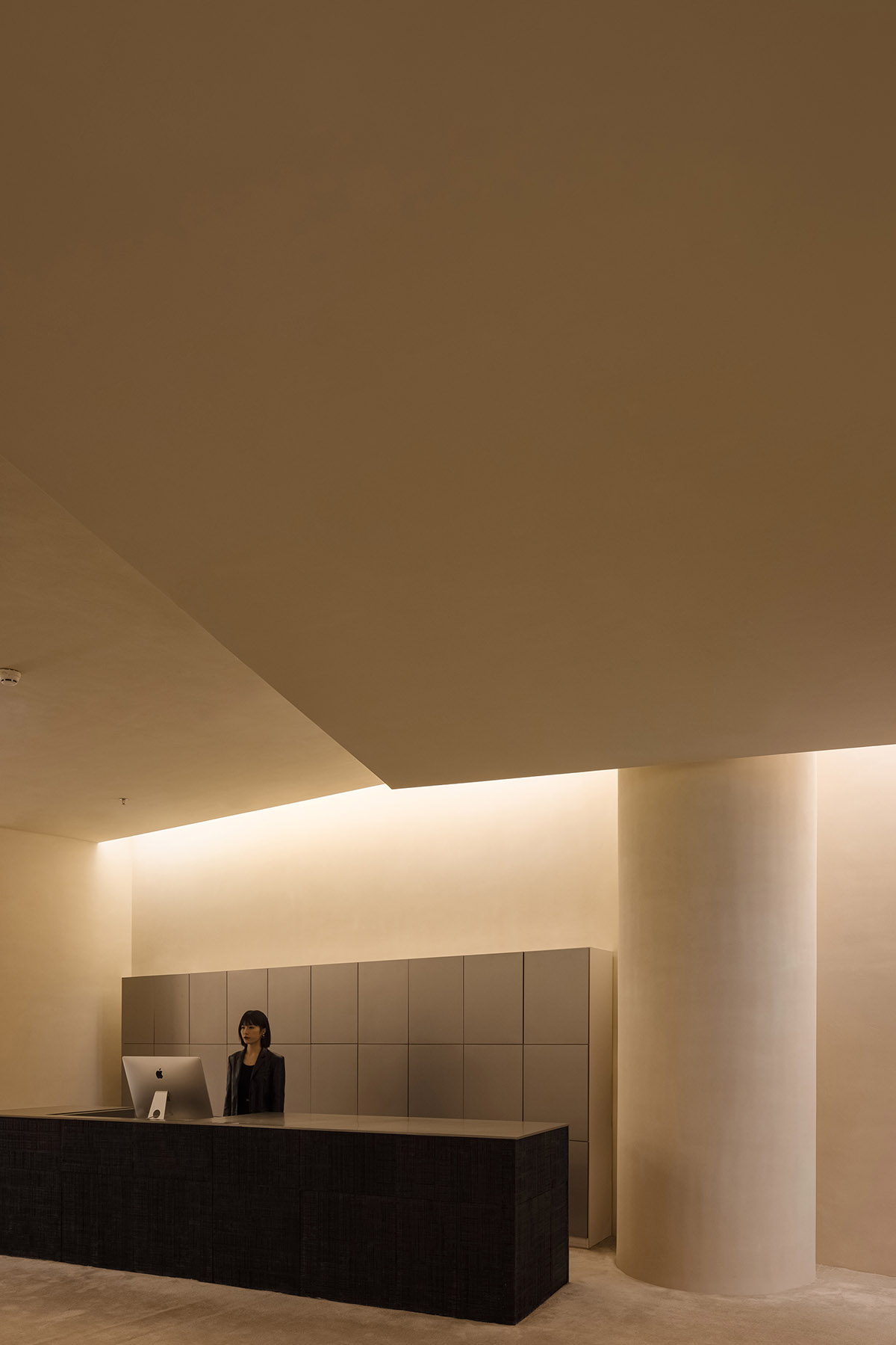 AD ARCHITECTURE designs store with light yellow curved walls that create comfort and softness 