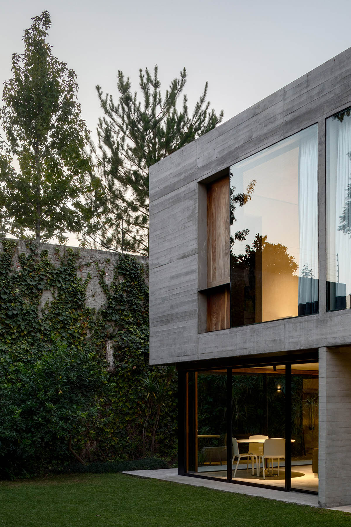 PPAA Arquitectos built compact concrete house with large private terrace in Mexico City