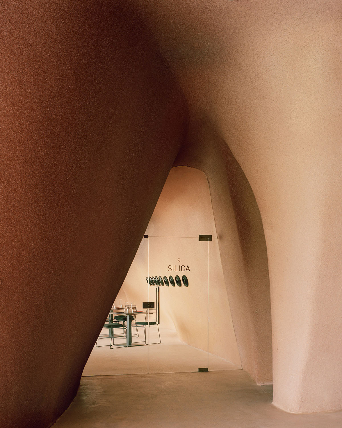 Smooth curves of a golf clubhouse by Oppenheim Architecture are derived from the natural desertscape