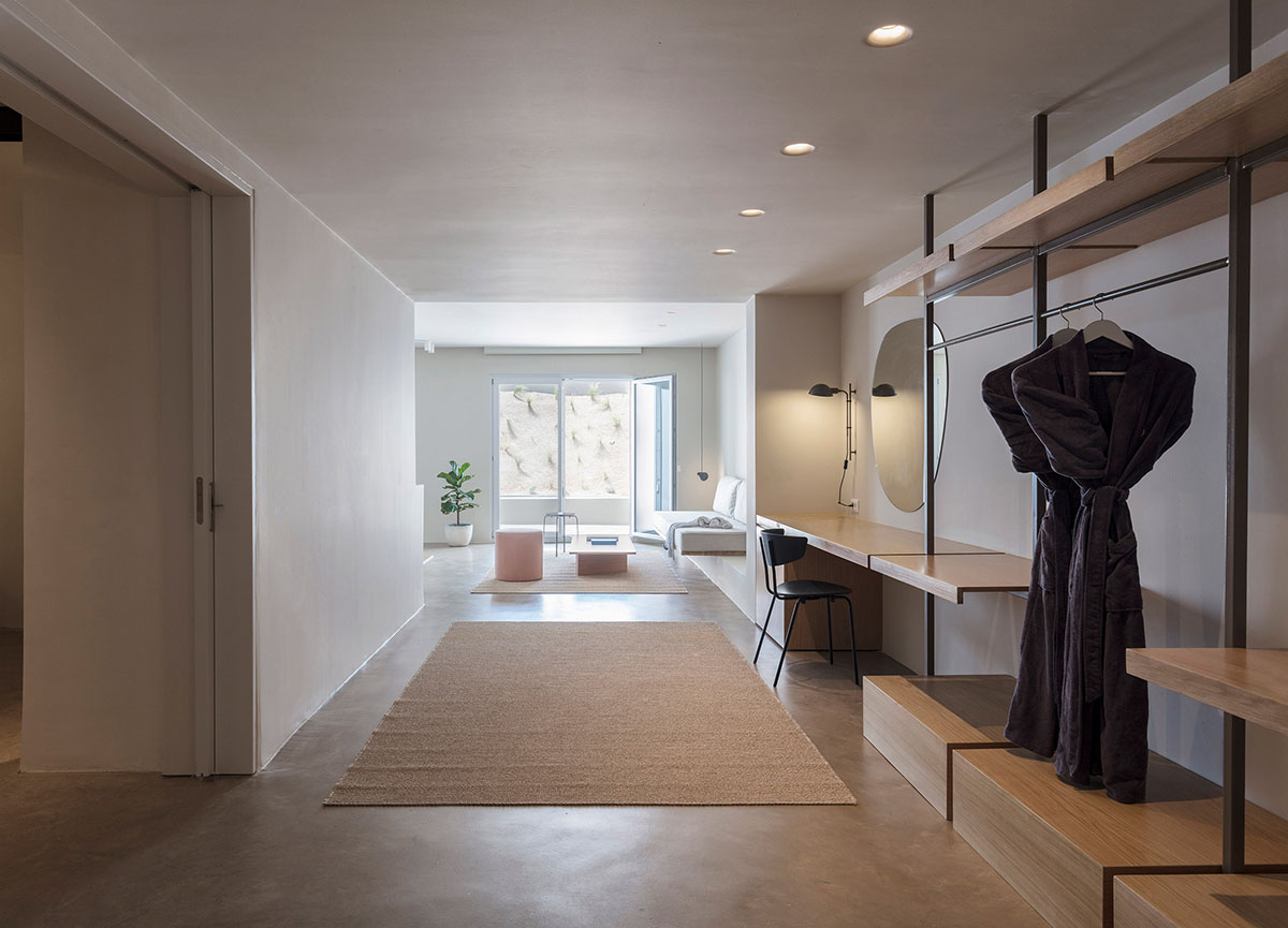 Kapsimalis Architects adds this summer villa featuring orthogonal lines to the Santorini Island