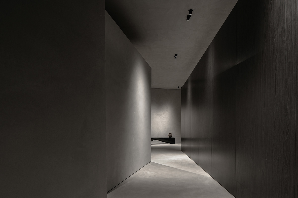 JST ARCHITECTURE creates dark-colored palette by adding a geometrical aesthetic to this showroom