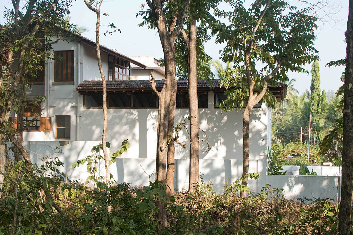 Field Atelier built house with free flowing internal courtyards in North Goa, India