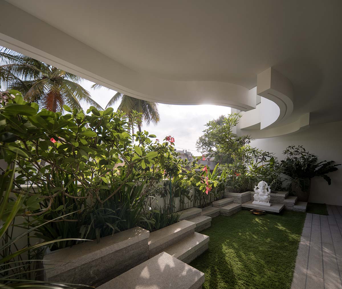Whispering Curves House features a curved fa&ccedil;ade, giving a hug to nature in Bangalore