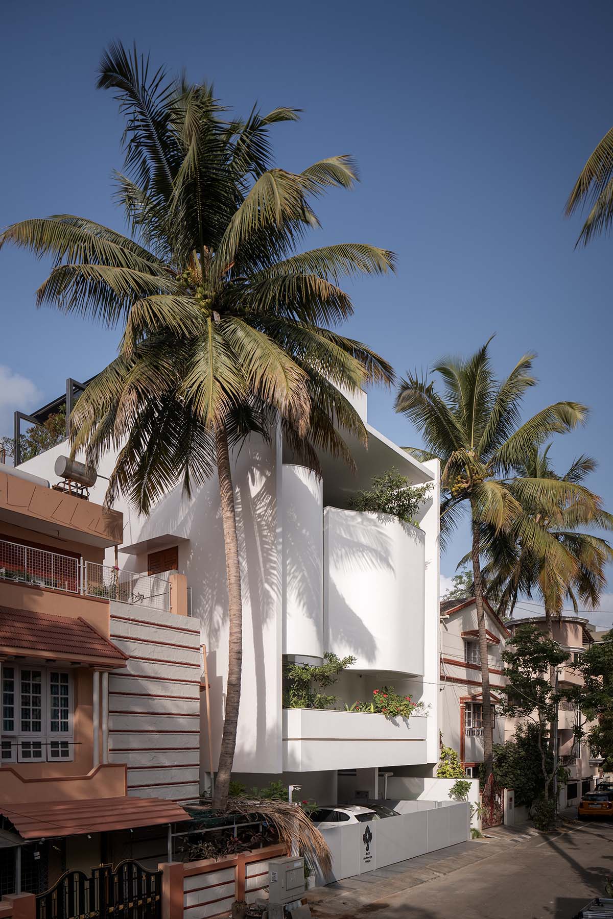 Whispering Curves House features a curved fa&ccedil;ade, giving a hug to nature in Bangalore