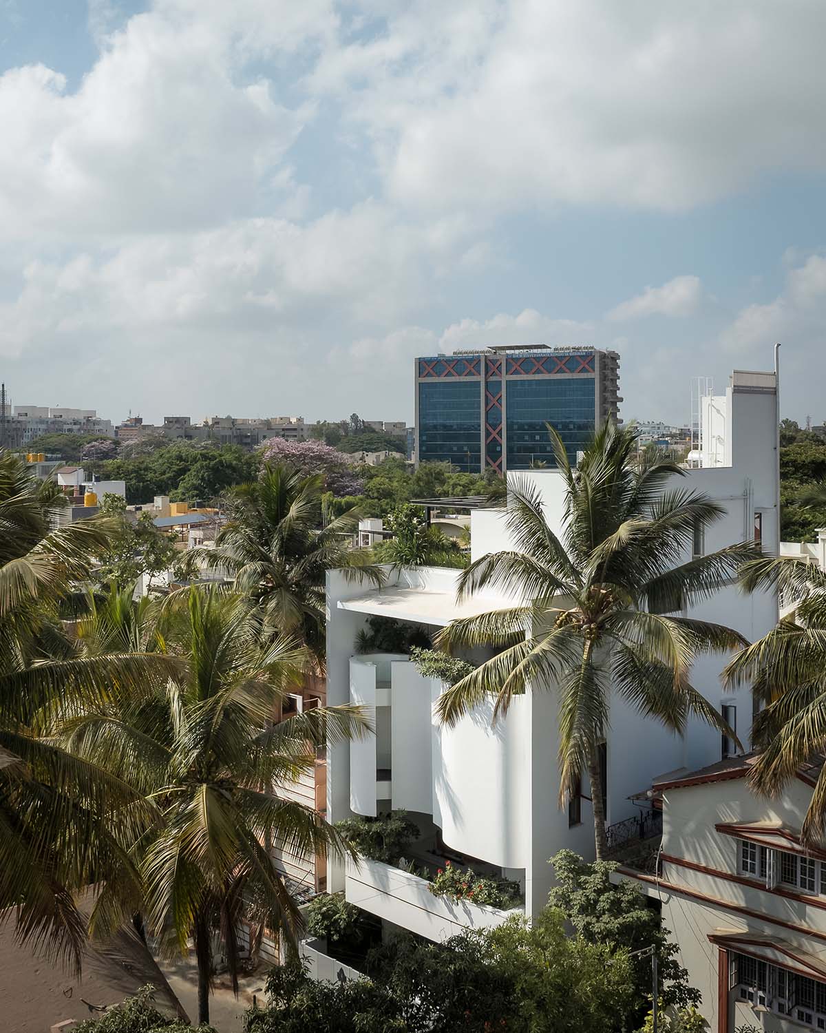 Whispering Curves House features a curved fa&ccedil;ade, giving a hug to nature in Bangalore