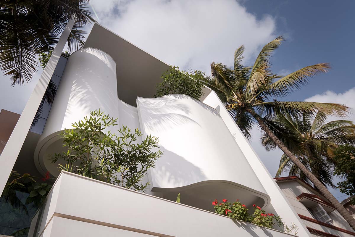 Whispering Curves House features a curved fa&ccedil;ade, giving a hug to nature in Bangalore