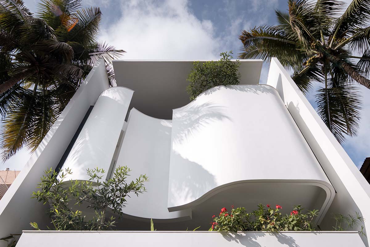 Whispering Curves House features a curved fa&ccedil;ade, giving a hug to nature in Bangalore