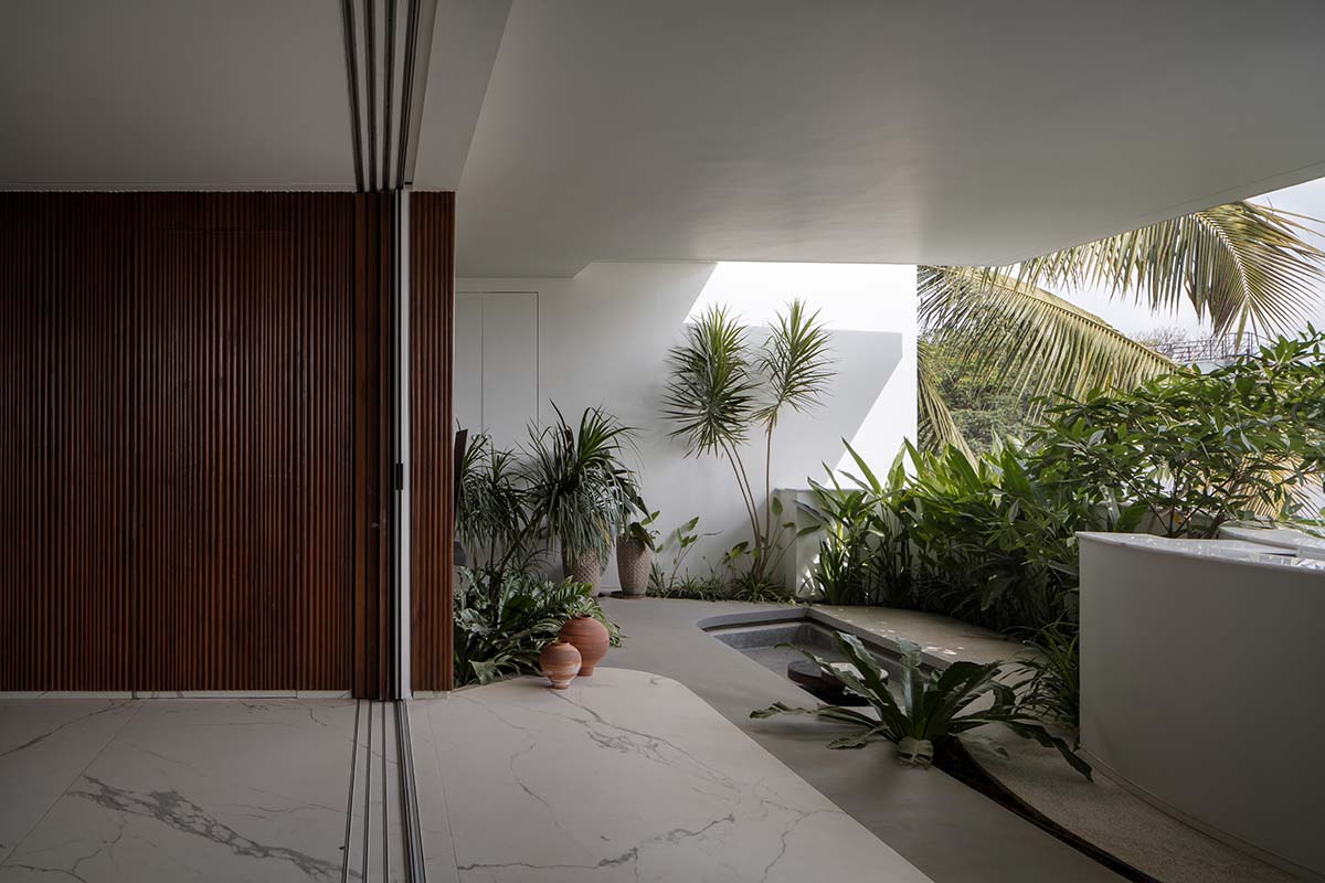 Whispering Curves House features a curved fa&ccedil;ade, giving a hug to nature in Bangalore