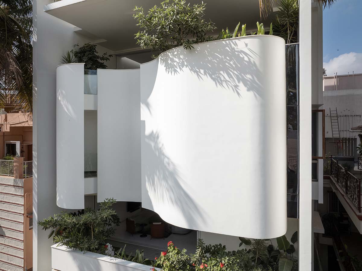 Whispering Curves House features a curved fa&ccedil;ade, giving a hug to nature in Bangalore