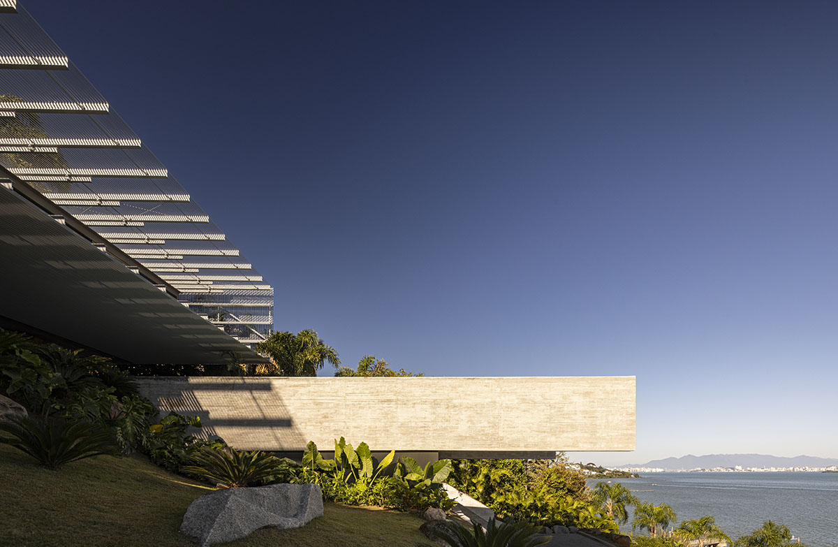 Ponte House by TETRO Architecture blends harmoniously with its surroundings on Brazilian hills
