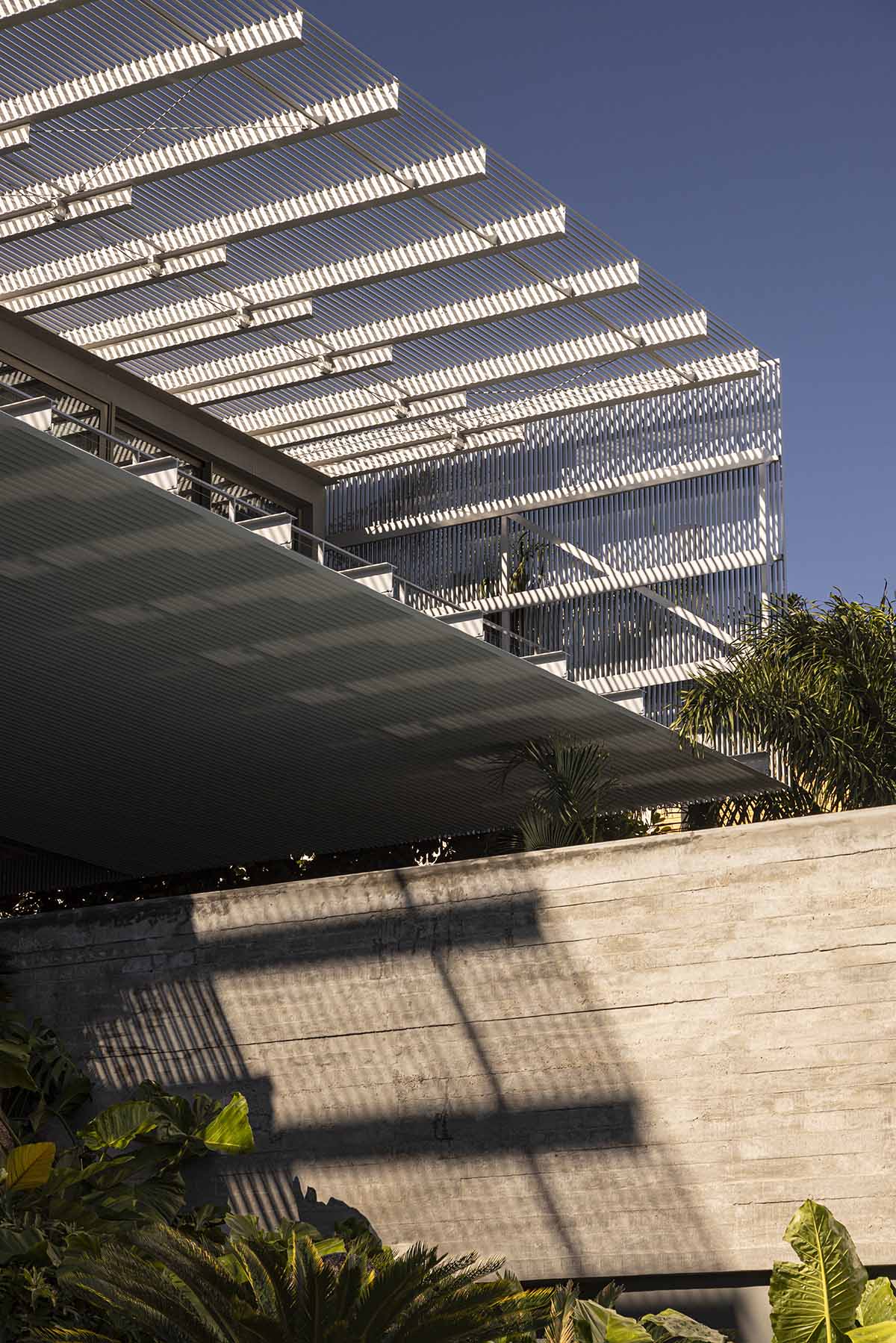 Ponte House by TETRO Architecture blends harmoniously with its surroundings on Brazilian hills