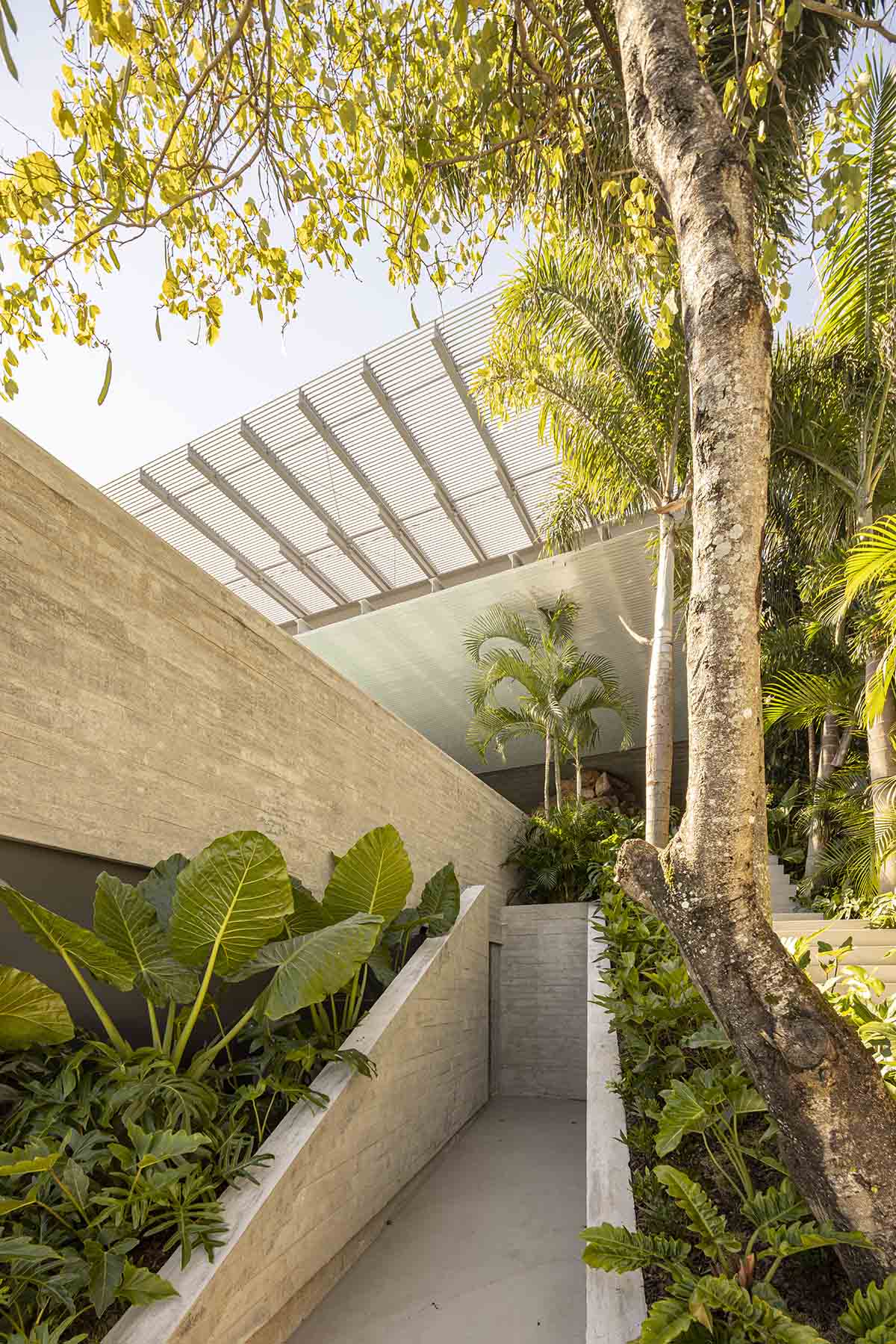 Ponte House by TETRO Architecture blends harmoniously with its surroundings on Brazilian hills