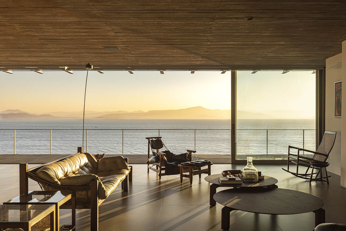 Ponte House by TETRO Architecture blends harmoniously with its surroundings on Brazilian hills