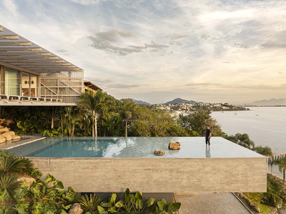 Ponte House by TETRO Architecture blends harmoniously with its surroundings on Brazilian hills