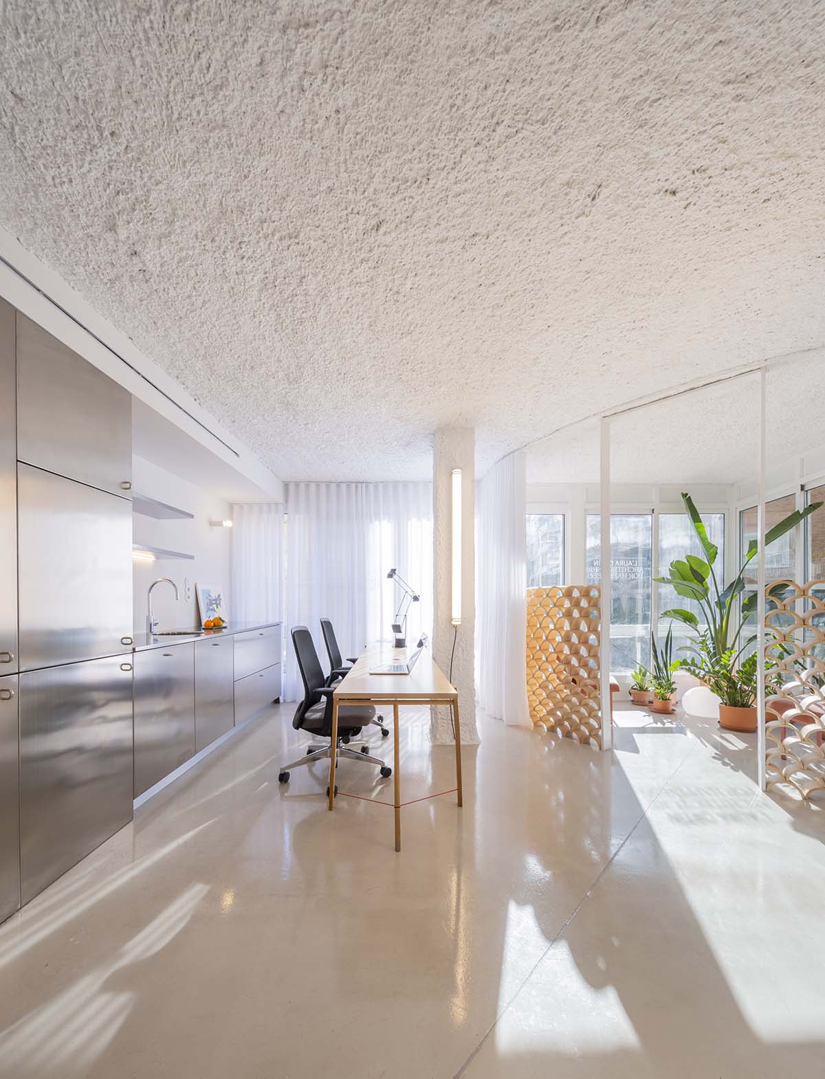 Laura Ort&iacute;n designed its own architecture office for 