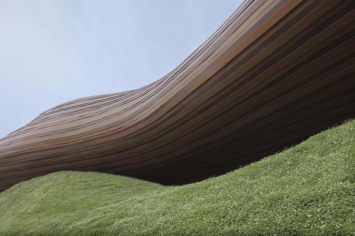 CROX's super smooth Liyang Museum sits on undulating hills as part of the nature in Changzhou