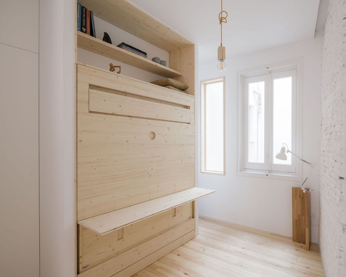 P+S Estudio de Arquitectura renovates Madrid's old apartment with moveable polycarbonate walls 