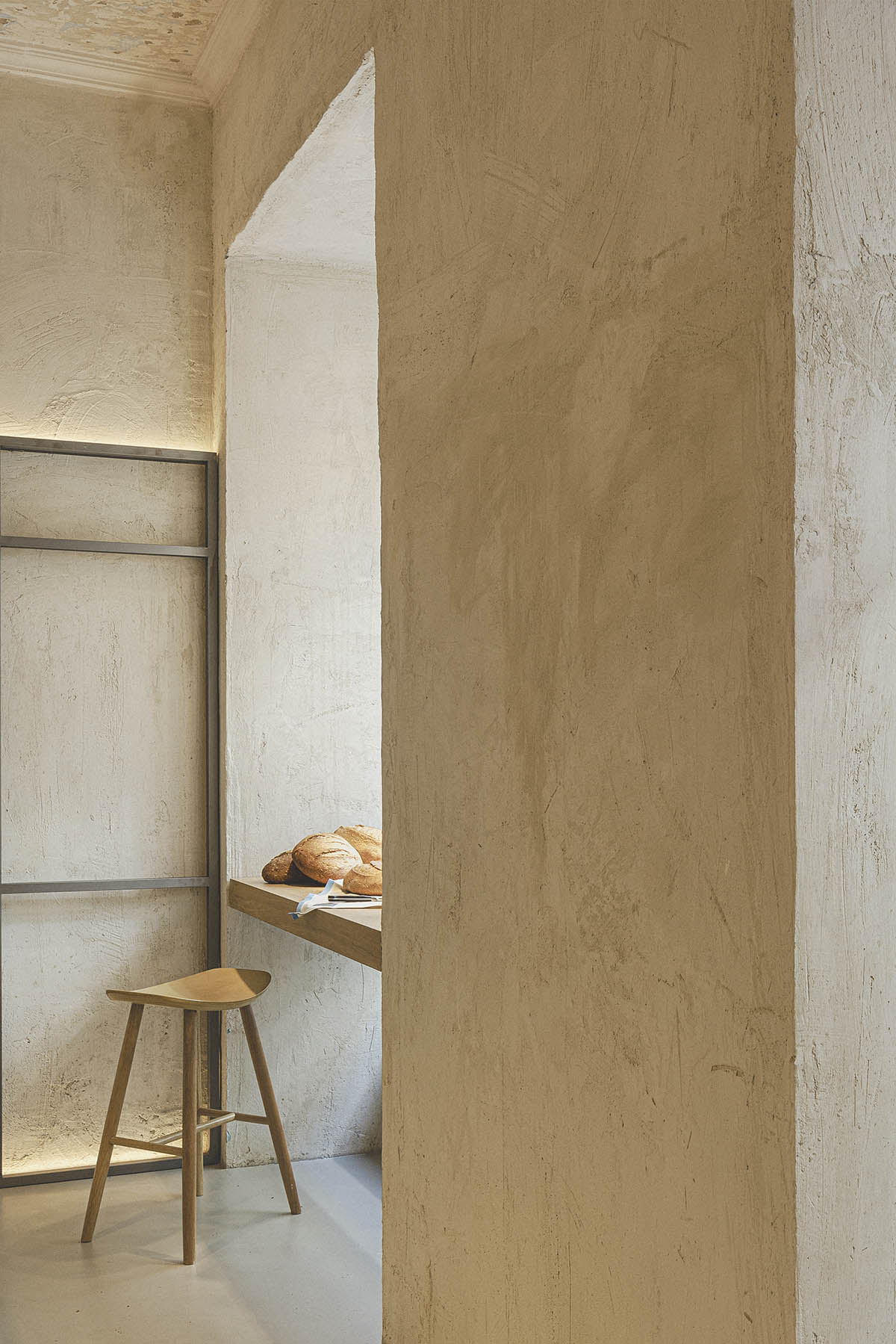 Bakery features central oak tables that revive the traditional dining room experience 